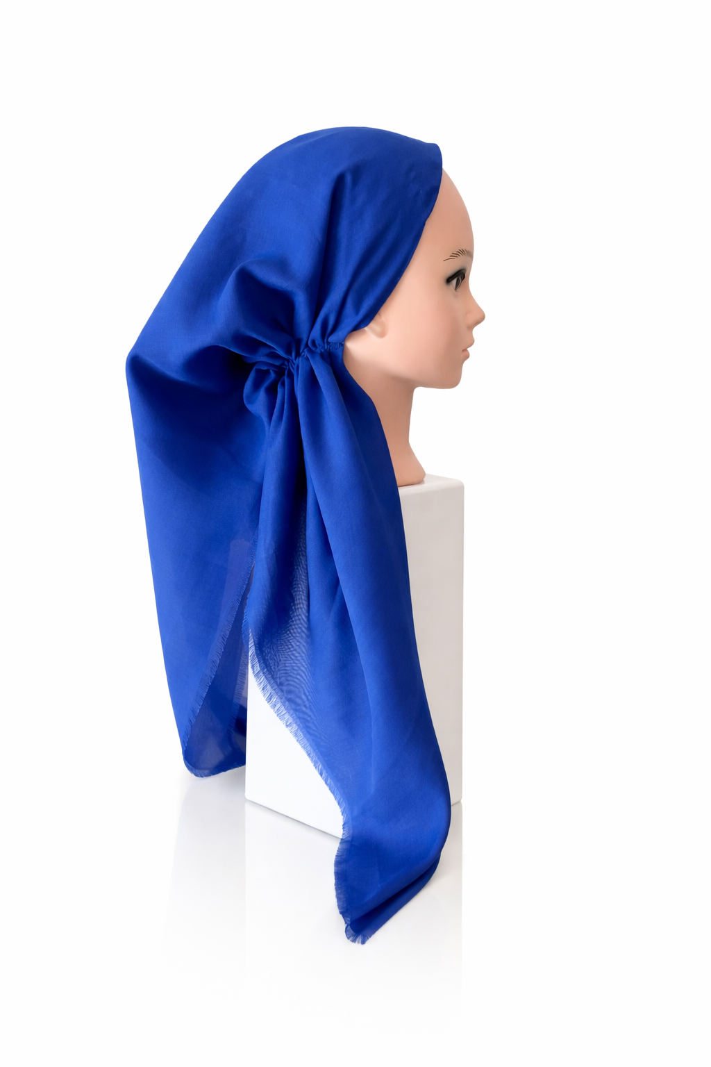 Mannequin head wearing a blue tichel on a white background